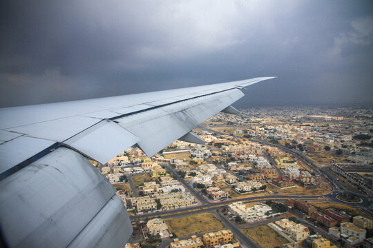 飞机舷窗外中东城市风景