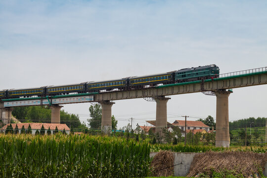高架桥上的绿皮火车