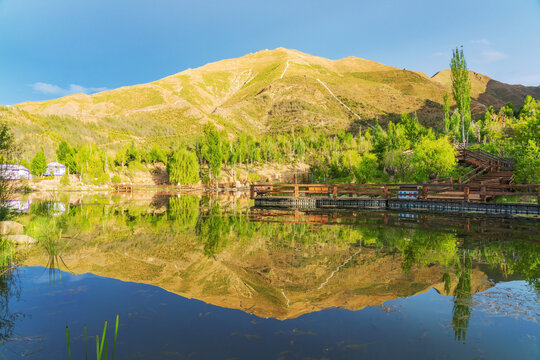 西藏拉萨南山公园高原山脉湖泊