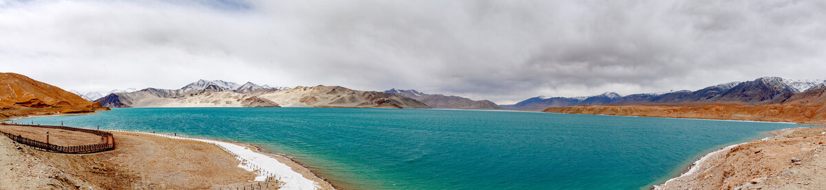 新疆白沙湖全景图