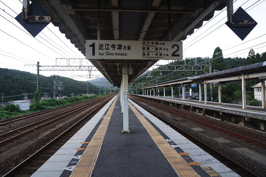 日本的小火车站台