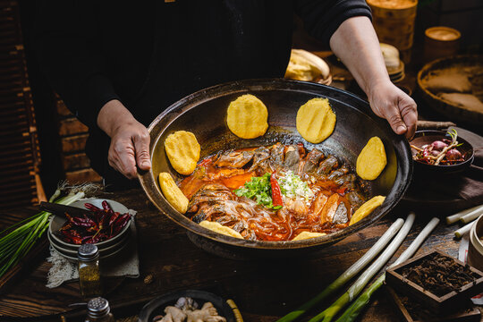 东北铁锅炖柴火鸡地锅鸡