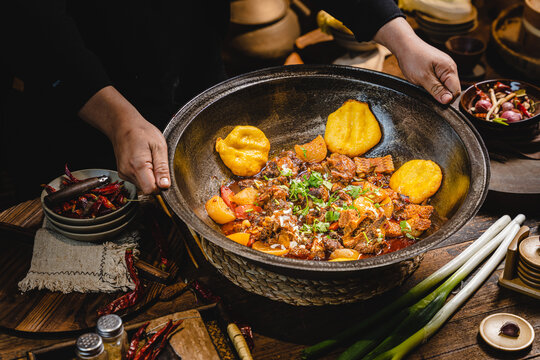 东北铁锅炖柴火鸡地锅鸡