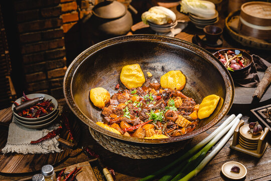 东北铁锅炖柴火鸡地锅鸡