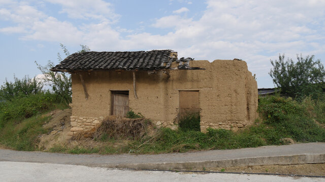 农村破旧的土墙瓦片房