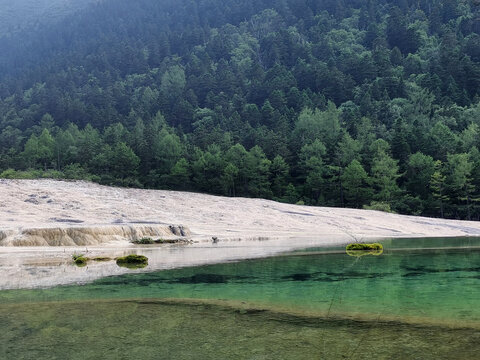 四川黄龙幽静的一潭碧玉