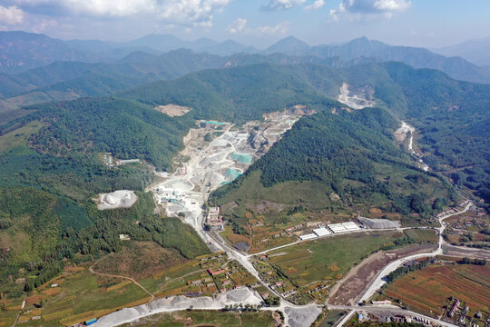 大山里的矿场