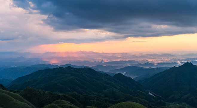 山顶日落晚霞丁达尔效应