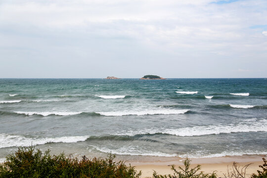 海边的海浪拍打着细细沙滩