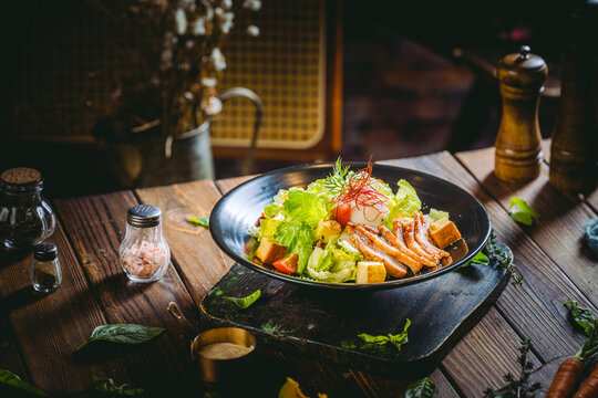 西式乡村餐桌上的鸡肉沙拉