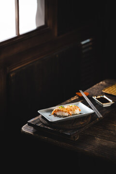 日本小木屋里的火炙大虾寿司