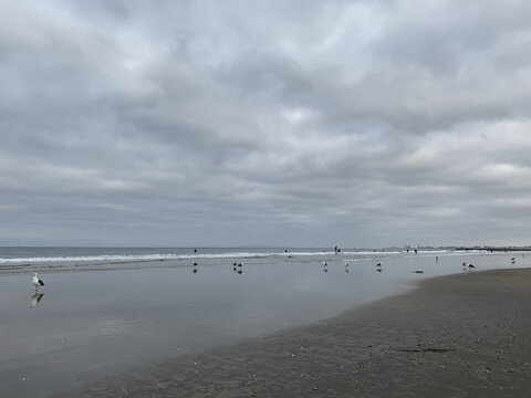 宁静的无人的海边沙滩