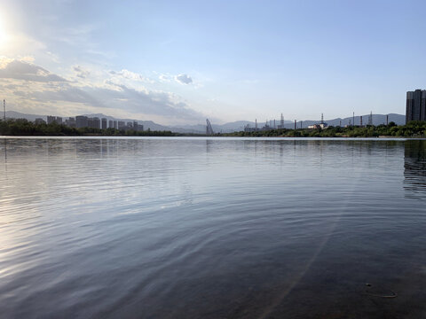 平静的河水