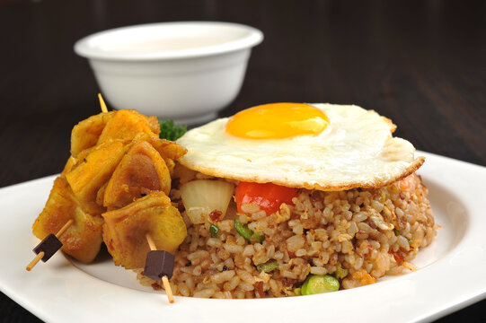 炒饭配鸡肉串