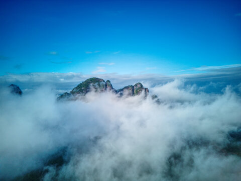 云雾中的山峰