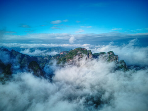 云雾中的山峰