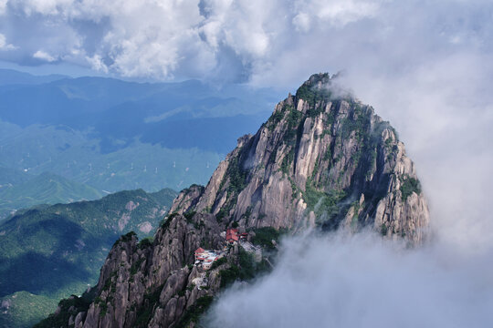 云雾缭绕天都峰