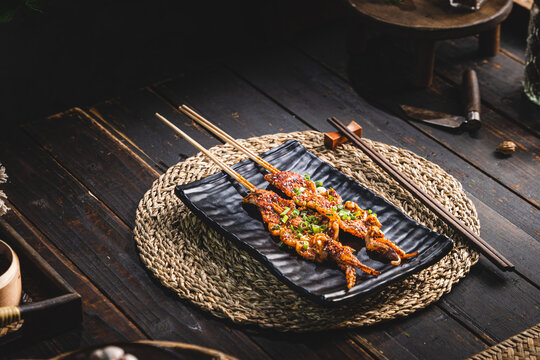 农家窗边餐桌烤鱿鱼串