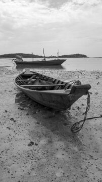 滩涂上的渔船黑白照片