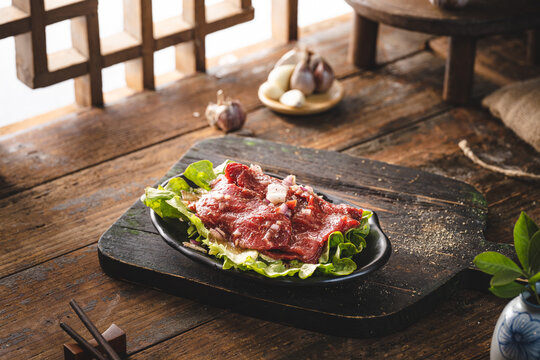 中式农家窗边餐桌蒜香牛肉片