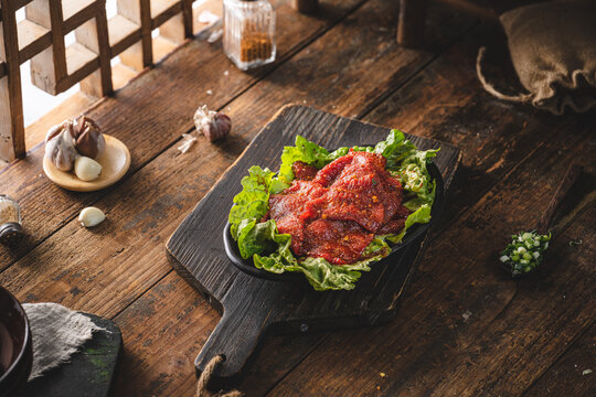 农家窗边餐桌碳烤秘制香辣牛肉