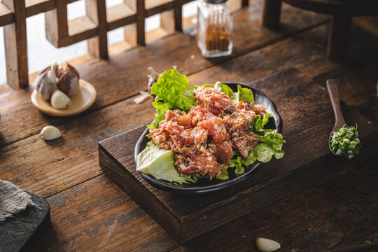 农家餐桌上碳烤蒜香排骨