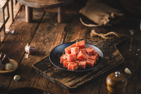 农家餐桌上的骰子牛肉粒