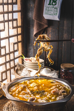 中式农家厨房里的藤椒美蛙火锅