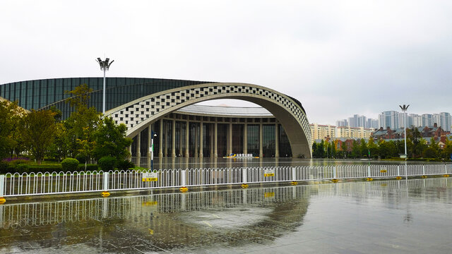 雨中的云南省大剧院
