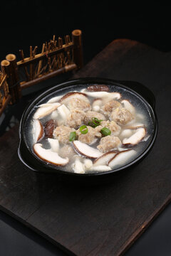 砂锅丸子菌汤