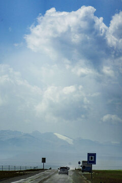 新疆公路上看云空雪山