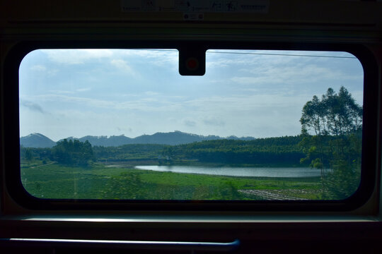 广西高铁车窗外的风景