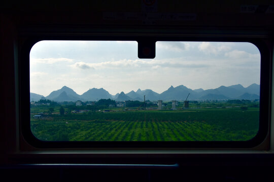 广西高铁车窗外的风景