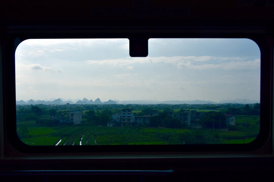 广西高铁车窗外的风景