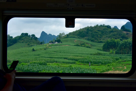 广西高铁车窗外的风景