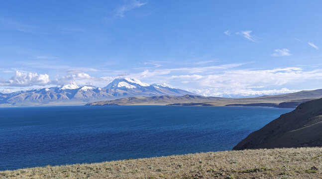 阿里地区蓝天白云高山湖泊