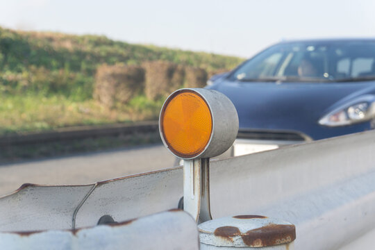 道路护栏上夜间道路视线诱