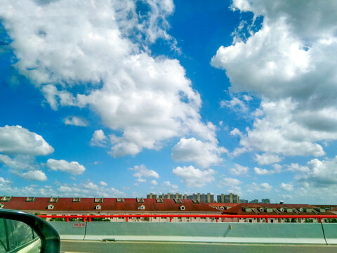 上海高架车窗外蓝天白云