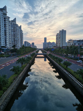 海南海口海南大学北门日落街景