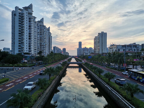 海南海口海南大学北门日落街景