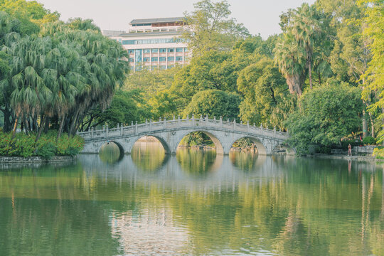 广西柳州柳侯公园石拱桥水景