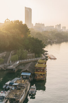 柳州江滨公园夕阳下江边的游船