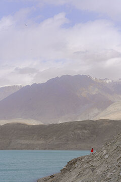 新疆湖边红衣游客