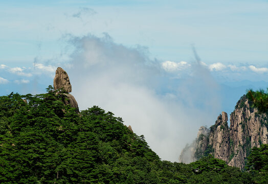 远眺黄山飞来石