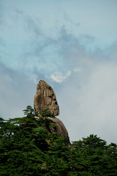 安徽黄山仙桃峰飞来石