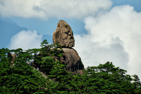 黄山奇景飞来石