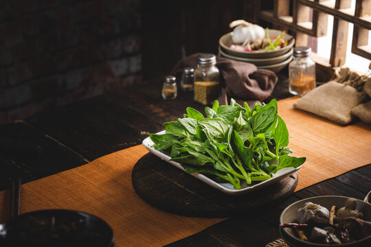 复古农家菜汤锅野菜汤锅