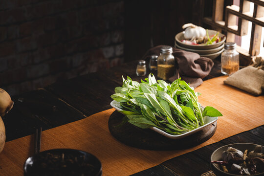 中式复古农家菜野菜汤锅