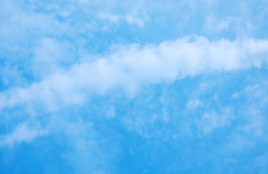 晴空云彩蓝天白云条状云朵照片