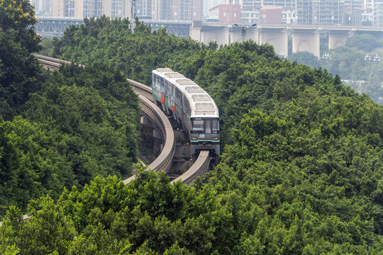 嘉陵江畔重庆轻轨2号线